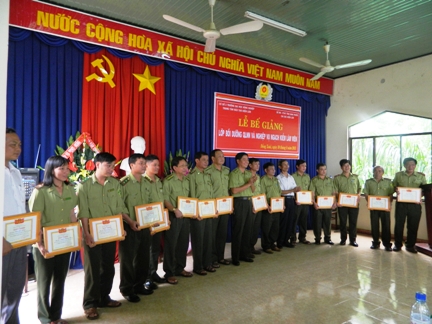 Học viên nhận giấy khen của Ban tổ chức lớp học