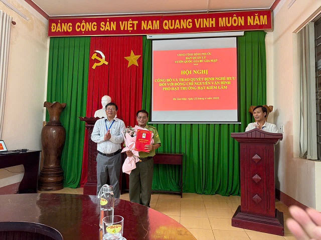 Công bố và trao Quyết định nghỉ hưu cho đồng chí Phó Hạt trưởng Hạt Kiểm lâm rừng đặc dụng