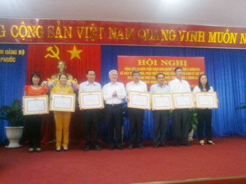 Ông Nguyễn Văn Lợi, Phó chủ tịch tỉnh tặng Bằng khen của tỉnh ủy cho các cá nhân có thành tích xuất sắc trong thực hiện Nghị quyết TW 5 khóa IX