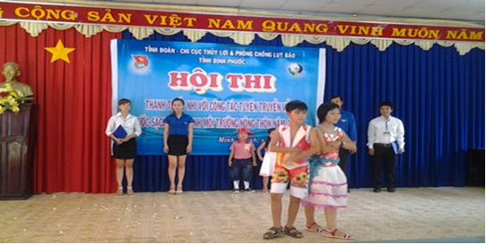Phần thi "thời trang tái chế" do các cháu thiếu nhi trình diễn