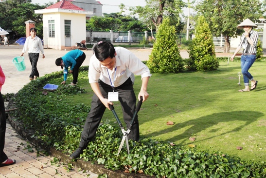 Chăm sóc cây cảnh cơ quan, một hoạt động tạo quỹ đoàn hiệu quả