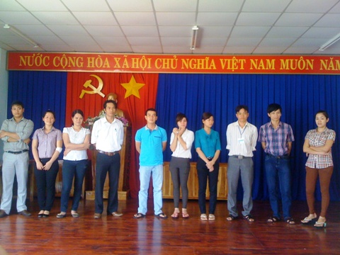Các cặp đoàn viên tham gia thi trình diễn "Sáng tạo thời trang công sở"