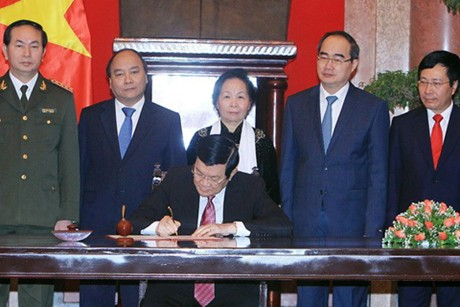 Chủ tịch nước Trương Tấn Sang ký‎ Lệnh công bố Hiến pháp nước CHXHCN Việt Nam. Ảnh: Cổng thông tin điện tử Chính phủ