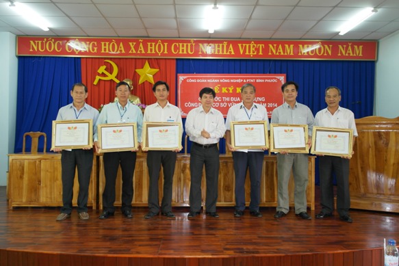 Khen thưởng 06 cá nhân đã có thành tích xuất sắc trong hoạt động phong trào công đoàn năm 2013