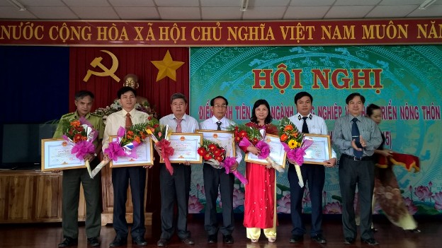 Các cá nhân nhận bằng khen UBND tỉnh hoàn thành xuất sắc nhiệm vụ giai đoạn 2010-2015