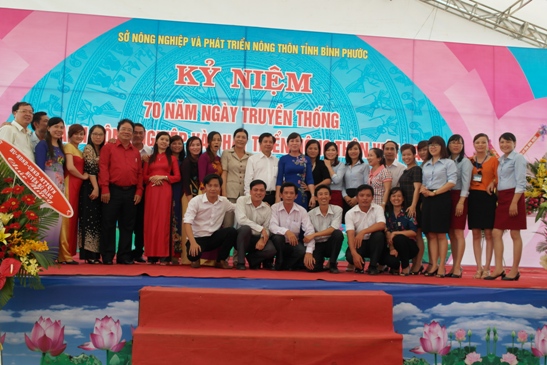 Cán bộ ngành nông nghiệp chụp hình lưu niệm nhân ngày kỉ niệm 70 ngành