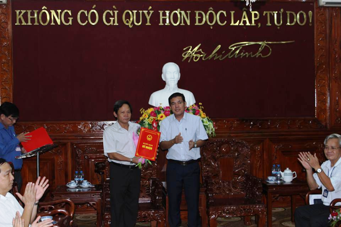 Phó Chủ tịch tỉnh, ông Trần Ngọc Trai trao Quyết định bổ nhiệm chức vụ Giám đốc Sở Nông nghiệp và PTNT cho ông Trần Văn Lộc.
