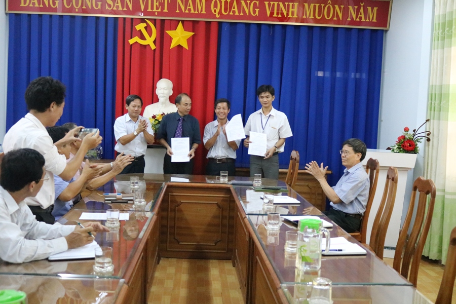 Giám đốc Sở Trần Văn Lộc trao các quyết định bổ nhiệm