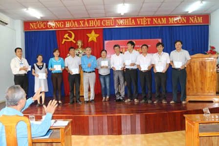 Các đoàn công đoàn nhận sổ tiết kiệm