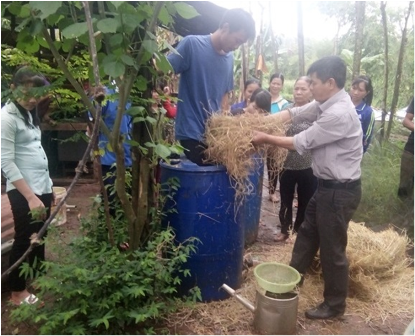 cán bộ kỹ thuật hướng dẫn ủ phân ure