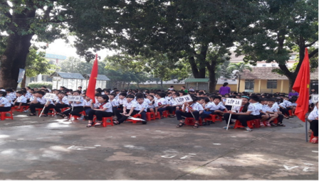 Chi đoàn Cơ quan Sở Nông nghiệp & PTNT trao quà nhân ngày khai giảng năm học mới