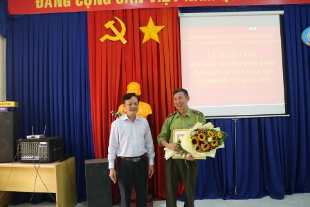 Lễ trao huy hiệu 30 năm tuổi Đảng