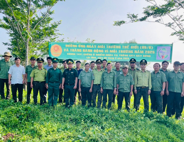 Hạt Kiểm Lâm huyện Lộc Ninh tổ chức trồng cây xanh hưởng ứng Ngày Môi trường Thế giới 05/6